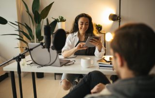 Zwei Personen nehmen einen Podcast auf.