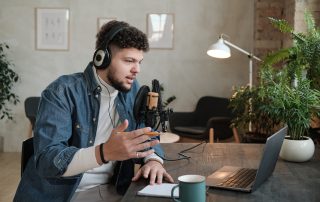 Ein Mann nimmt einen Podcast auf.