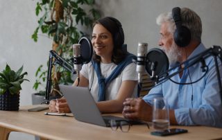 Zwei Personen nehmen einen Podcast auf.