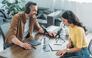 Zwei Personen nehmen einen Podcast auf.