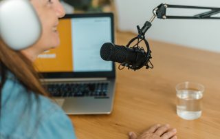 Eine Frau nimmt einen Podcast auf.