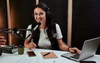 Eine Frau nimmt einen Podcast auf.