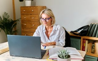 Eine Frau arbeitet an einem Laptop.