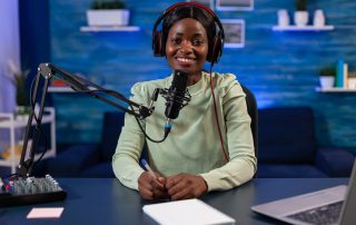 Eine Frau nimmt einen Podcast auf.