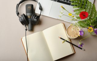 Notizbuch und Podcastequipment.