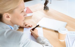 Eine Person macht sich Notizen.