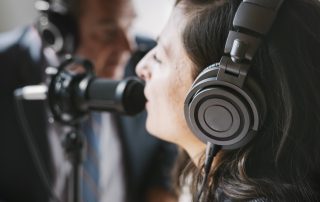 Personen nehmen Podcast auf.