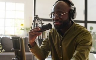 Ein Mann nimmt einen Podcast auf.