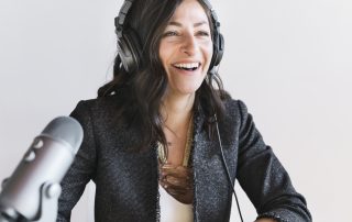 Frau nimmt einen Podcast auf.