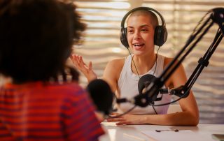 Zwei Frauen nehmen zusammen einen Podcast auf.