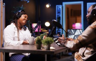 Zwei Personen nehmen gemeinsam einen Podcast auf.