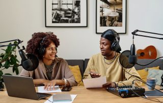 Zwei Personen nehmen gemeinsam einen Podcast auf.