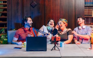 Vier Personen nehmen zusammen einen Podcast auf.