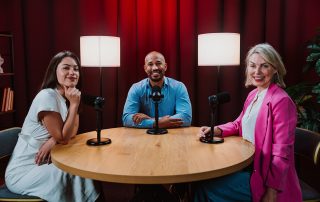 Drei Personen nehmen einen Podcast auf.