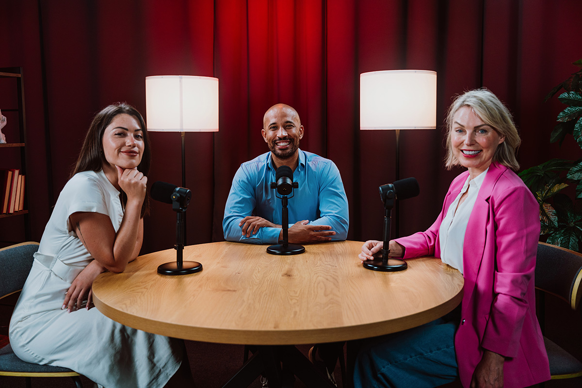 Drei Personen nehmen einen Podcast auf.