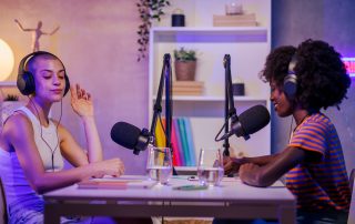 Zwei Frauen nehmen einen Podcast auf.