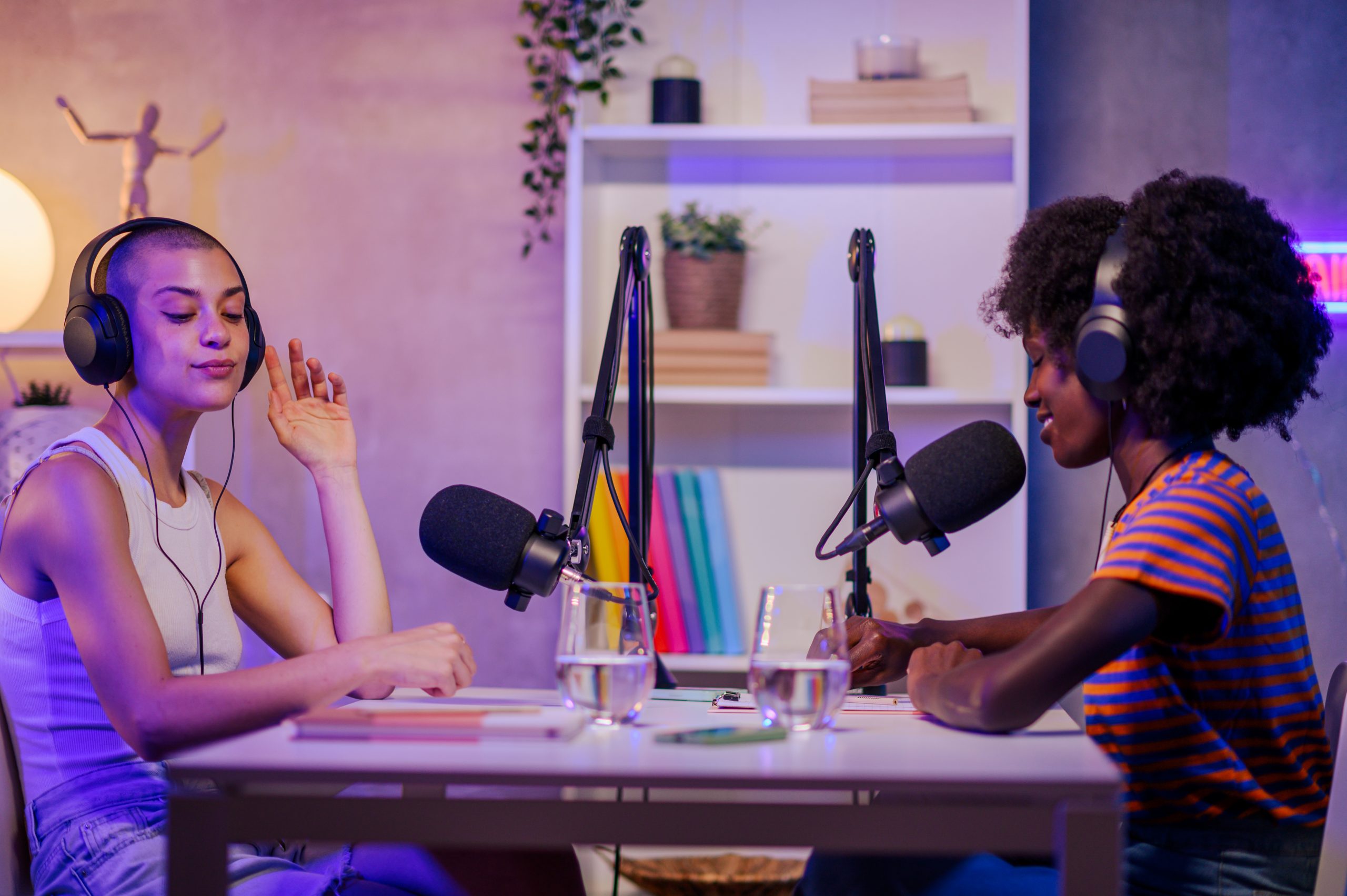 Zwei Frauen nehmen einen Podcast auf.