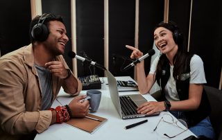 Zwei Personen nehmen einen Podcast auf.