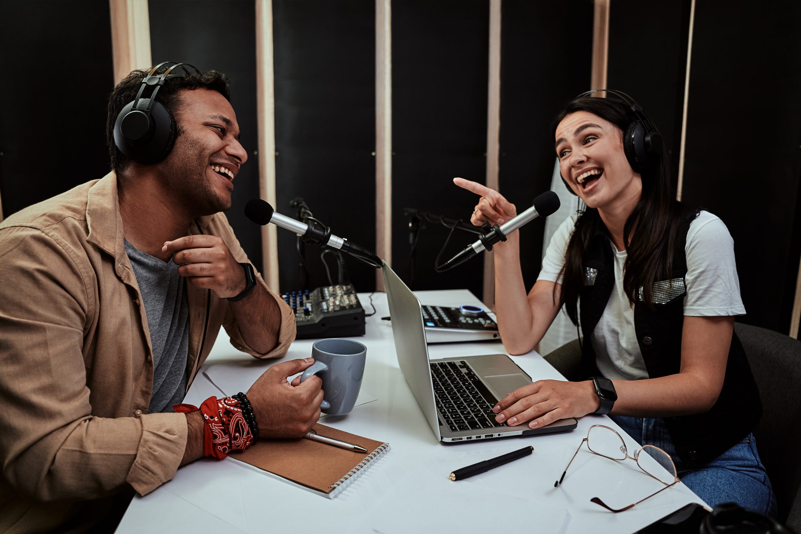 Zwei Personen nehmen einen Podcast auf.