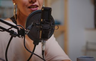 Eine Frau nimmt einen Podcast auf.