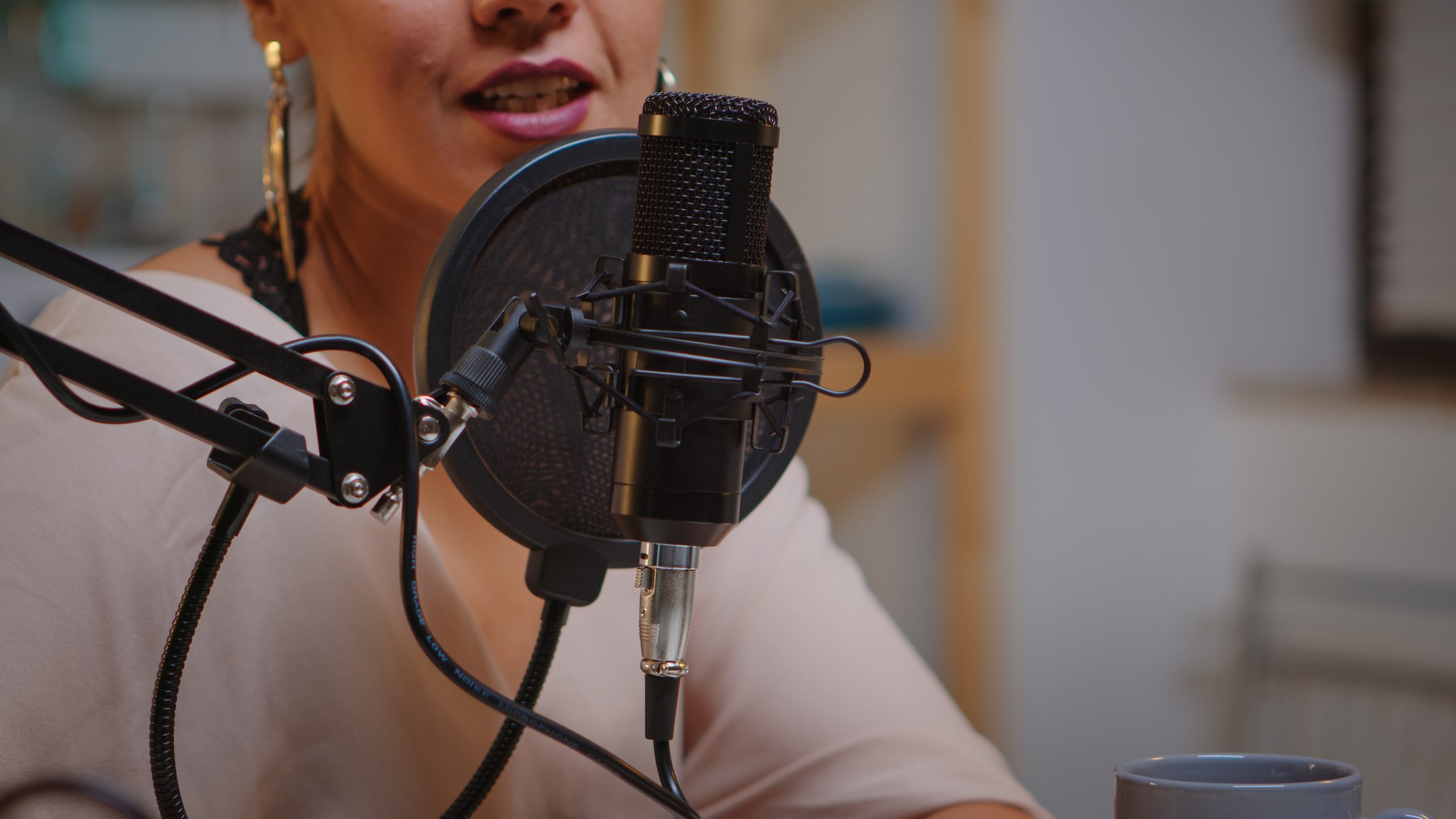 Eine Frau nimmt einen Podcast auf.